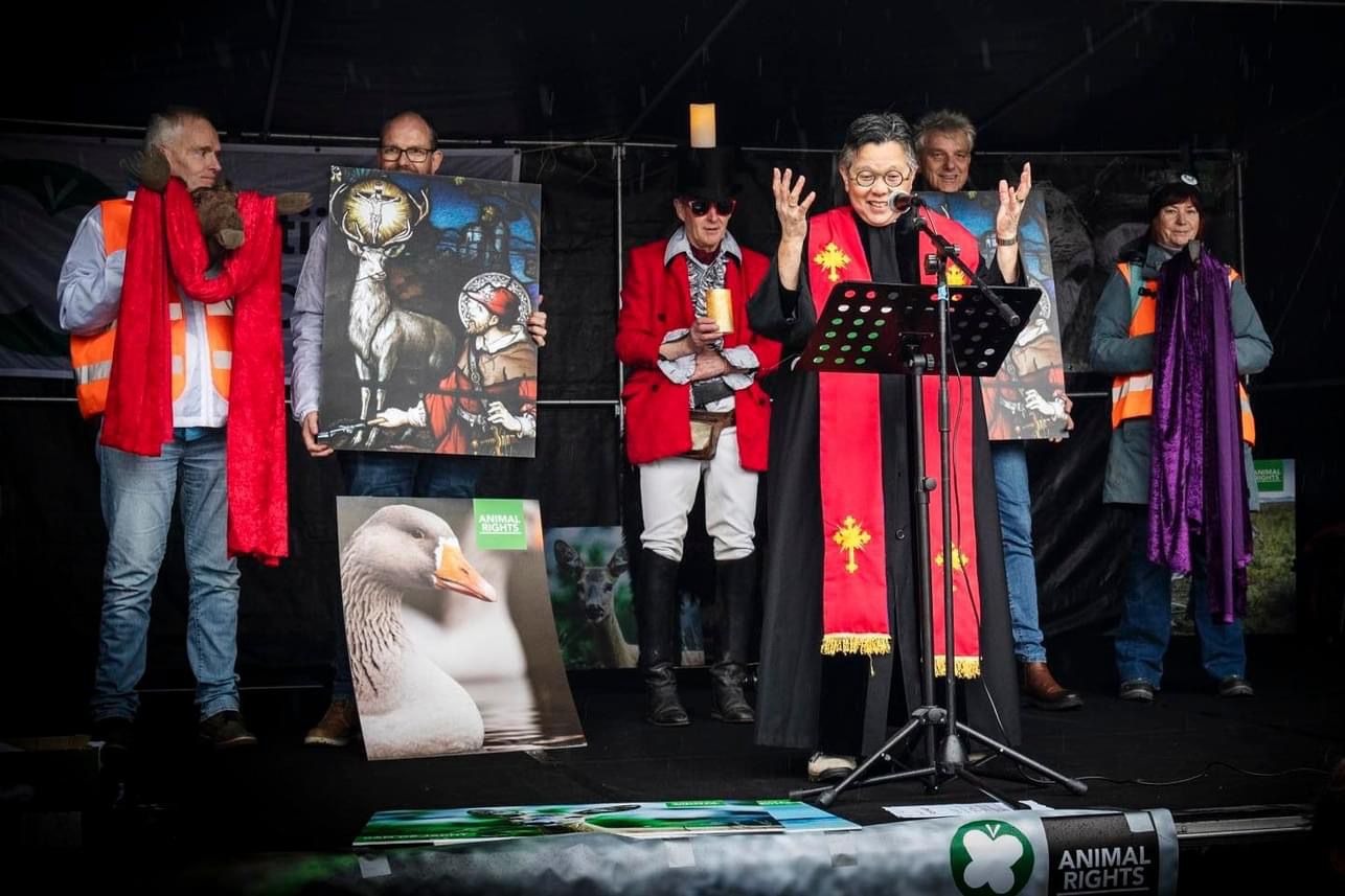 PvdD Friesland en Animal Rights protest tegen zegening Hubertus jacht